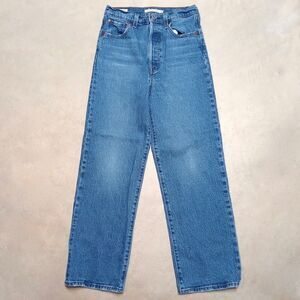 Levi's Premium Ribcage Straight Ankle Jeans Size 26 (26x27) Medium Wash